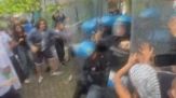 Torino, al salone del libro scontri tra attivisti pro Palestina e la polizia