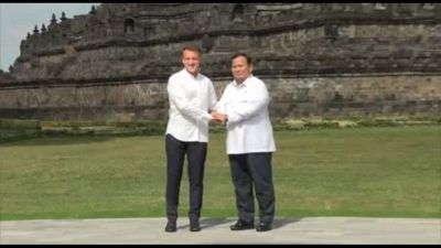 Macron al tempio buddista in Indonesia annuncia partnership culturale
