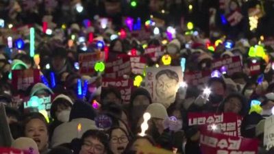 Sud Corea, la protesta pacifica e colorata contro il presidente Yoon