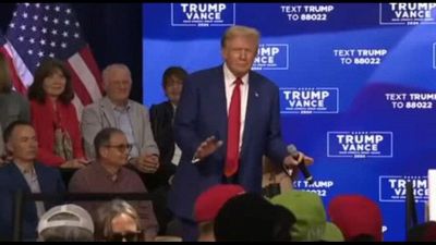 Usa, i balli di Trump sul palco in Pennsylvania: "Sentiamo la musica"