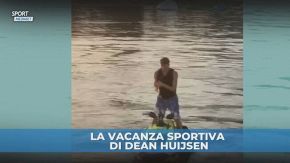 Huijsen balla e impenna sulla moto d'acqua