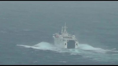 Mareggiata nel golfo di Napoli, traghetto Caremar sballottato dalle onde
