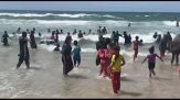 Sfollati di Gaza si concedono una pausa dalla guerra in spiaggia