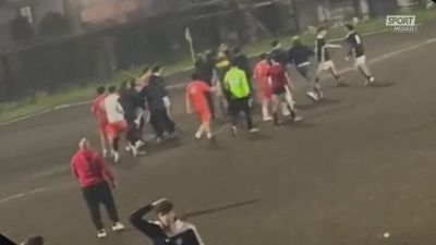Quando il calcio è follia: arbitro brutalmente aggredito