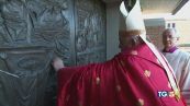 Papa apre Porta Santa nel carcere di Rebibbia