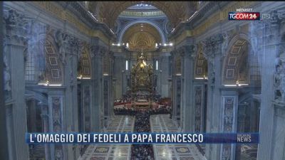 Breaking News delle 14.00 | L'omaggio dei fedeli a Papa Francesco