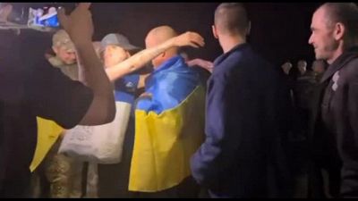 Il rientro dei prigionieri ucraini rilasciati fra lacrime e bandiere