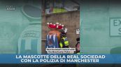 Manchester, la mascotte è… presa in consegna