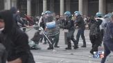 Guerriglia in piazza città in fiamme
