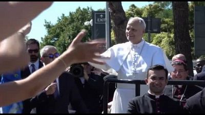 L'abbaraccio del popolo di Cl a Papa Leone dal Meeting di Rimini