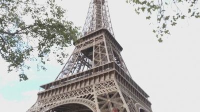 "Niente donne sulla Torre Eiffel", passa il diktat degli induisti