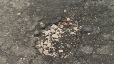 Milano, non solo il pavè, buche e rotaie trappole killer per i ciclisti
