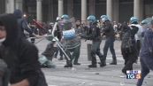 Guerriglia in piazza città in fiamme