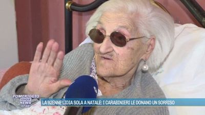 La 92enne Lidia sola a Natale: i carabinieri le donano un sorriso