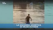 Huijsen balla e impenna sulla moto d'acqua