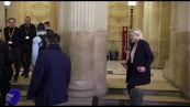 Marine Le Pen lascia l'aula del tribunale di Parigi