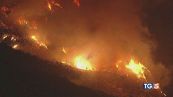 Le fiamme avanzano e la rabbia cresce