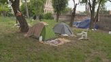 Roma, bivacchi, rifiuti e scippi al parco all'ombra del Colosseo