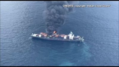 Portacontainer di Singapore in fiamme al largo dell'India del Sud