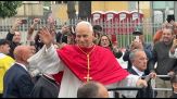Il Papa a Pompei, campane a festa. Il giro in golfcar tra la folla