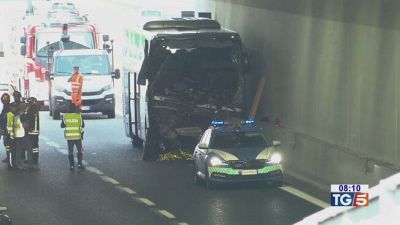 Scuolabus contro tir, muore una maestra