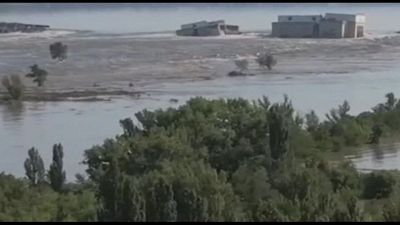 Diga distrutta, Zelensky: 150 tonnellate di petrolio verso il Mar Nero