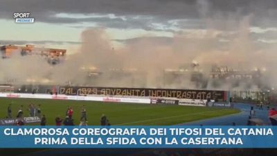 Clamorosa coreografia dei tifosi del Catania prima della sfida con la Casertana