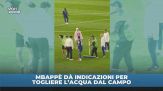 Mbappé dà indicazioni per togliere l'acqua dal campo