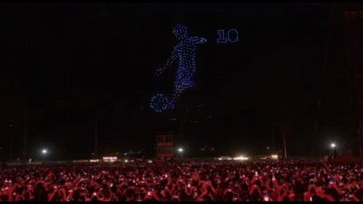 Show di Geolier: prima spettacolo di droni e poi vola sul pubblico