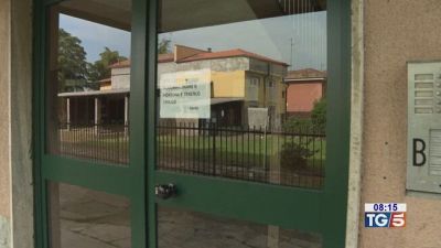 Uccide la moglie davanti alla figlia