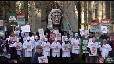 Londra, protesta contro la proposta di legge sulla morte assistita