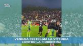 Il Venezia festeggia la vittoria contro la Fiorentina