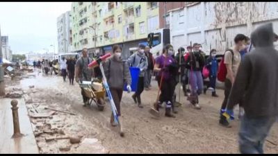 A Valencia si lavora per ripulire la città invasa dal fango