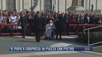 Breaking News delle 21.30 | Il Papa a sorpresa in Piazza San Pietro