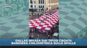Tifosi Croazia portano una bandiera chilometrica per le vie di Dallas