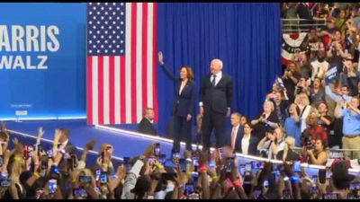 L'ingresso di Tim Walz accanto a Harris: un trionfo a Philadelphia