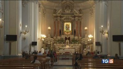 Ruba dalla chiesa suora ai domiciliari