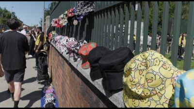 La lunga fila dei fan per il concerto degli Oasis a Manchester