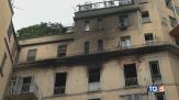 Giù dal quarto piano per sfuggire al rogo