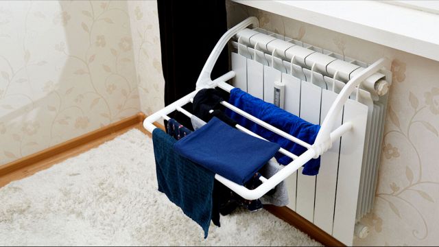 Come asciugare i panni sul calorifero (senza farli puzzare)
