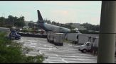 Usa, aereo cargo di Amazon esce di pista e prende fuoco: 5 morti