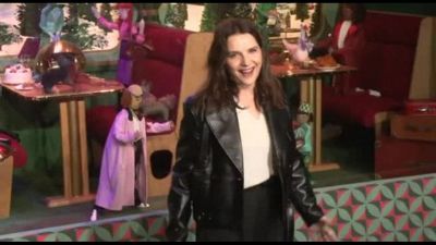 Juliette Binoche inaugura le vetrine di Natale di Printemps a Parigi