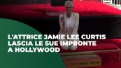 L'attrice Jamie Lee Curtis lascia le sue impronte a Hollywood