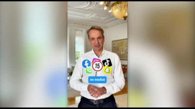 Anche la Grecia vieterà i social media ai minori di 15 anni