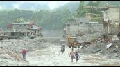 In Nepal oltre 900 morti e 4.500 dispersi, si scava fra il fango
