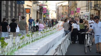 Parma apparecchia 400 metri di tavola per la Cena dei Mille