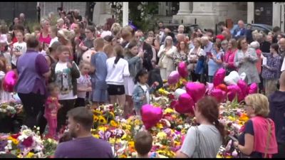 Bolle di sapone e palloncini rosa a Southport in ricordo bimbe uccise