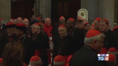 Conclave dal 7 maggio Becciu passo indietro