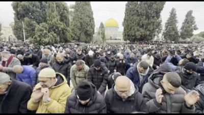 Lunghe file al posto di controllo israeliano per la preghiera Ramadan