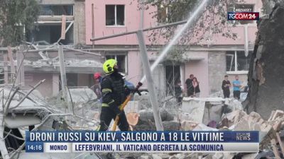 Breaking News delle 14.00 | Droni russi su Kiev, salgono a 18 le vittime